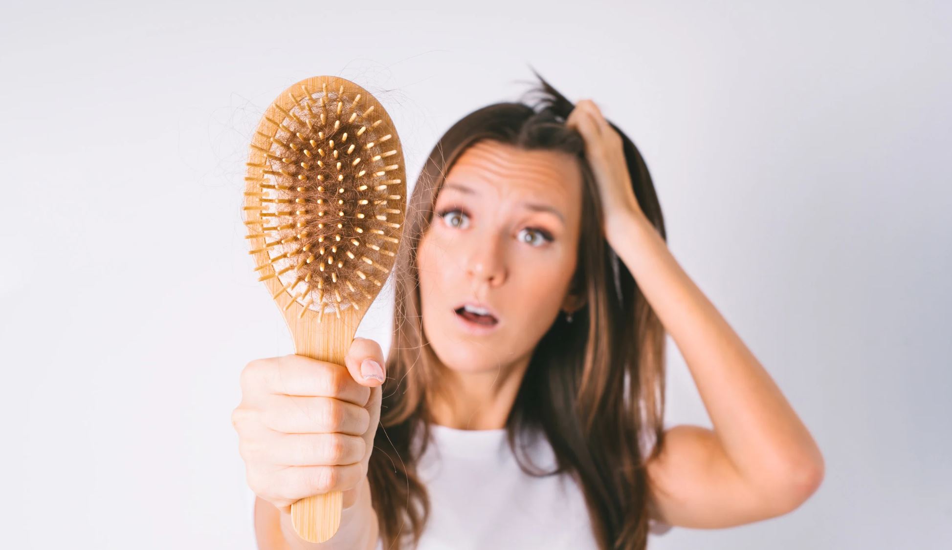 Read more about the article What Causes Hair Loss In Women? — Female Hair Loss Explained 